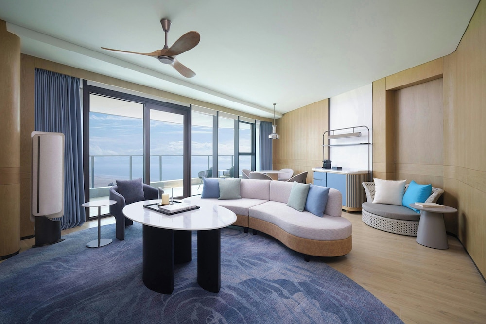Deluxe Suite, 1 King Bed, Balcony, Ocean View