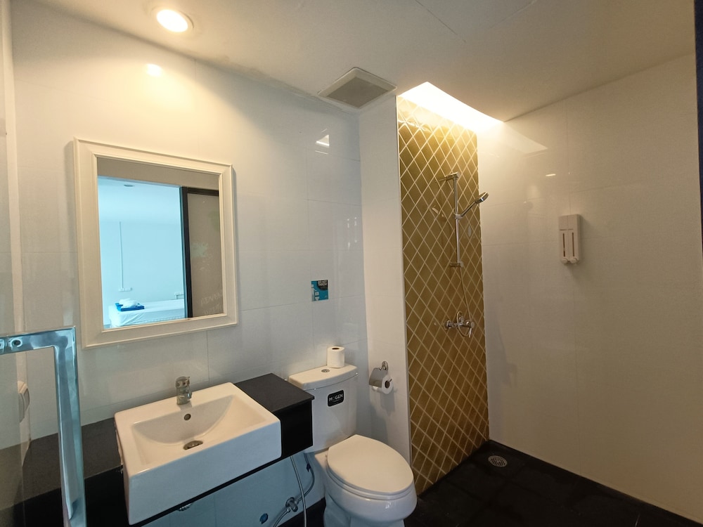 Double Room, 1 King Bed, Non Smoking, Private Bathroom - Photo 3