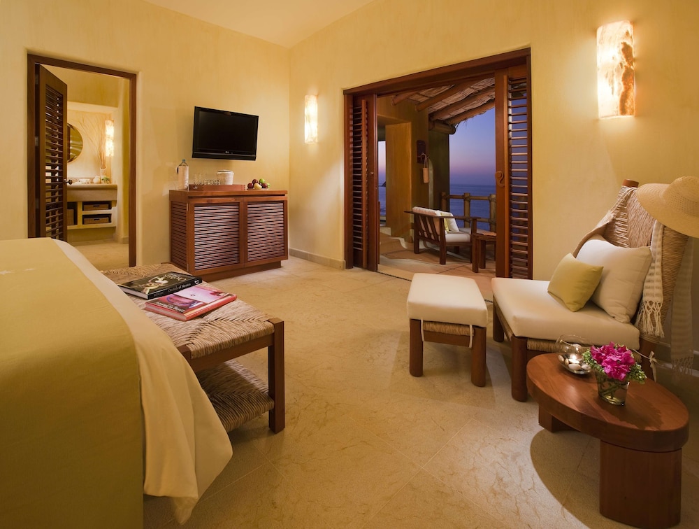 Cliffside Ocean Front Suite - Photo 13