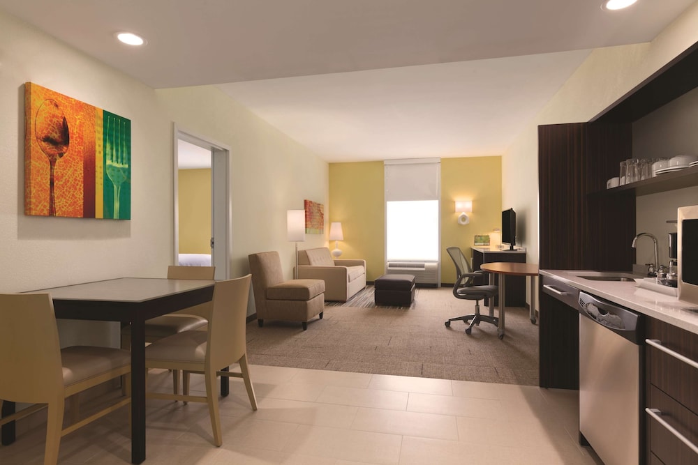 Suite, 1 Queen Bed, Accessible, Bathtub photo 1
