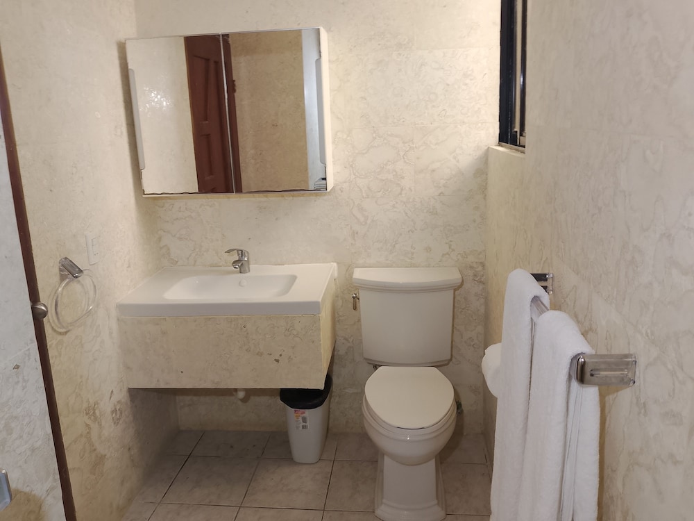 Suites King AC photo 2