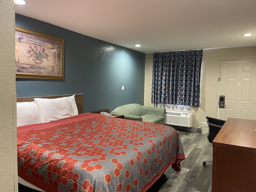 Basic Room, 1 King Bed photo 3