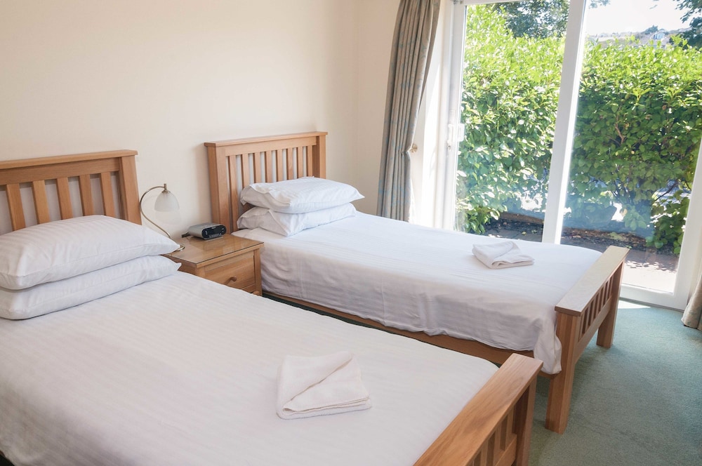 Apartment, 2 Bedrooms, 2 Bathrooms (rear view overlooking the path and car park) photo 3