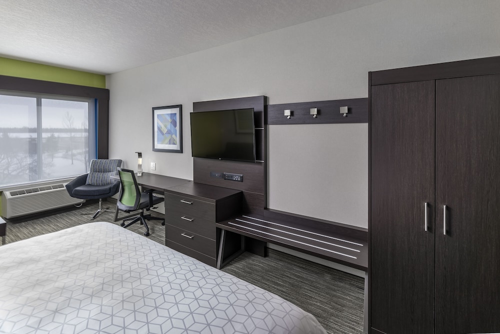 Suite, 1 King Bed, Accessible (Mobility, Accessible Tub) photo 2