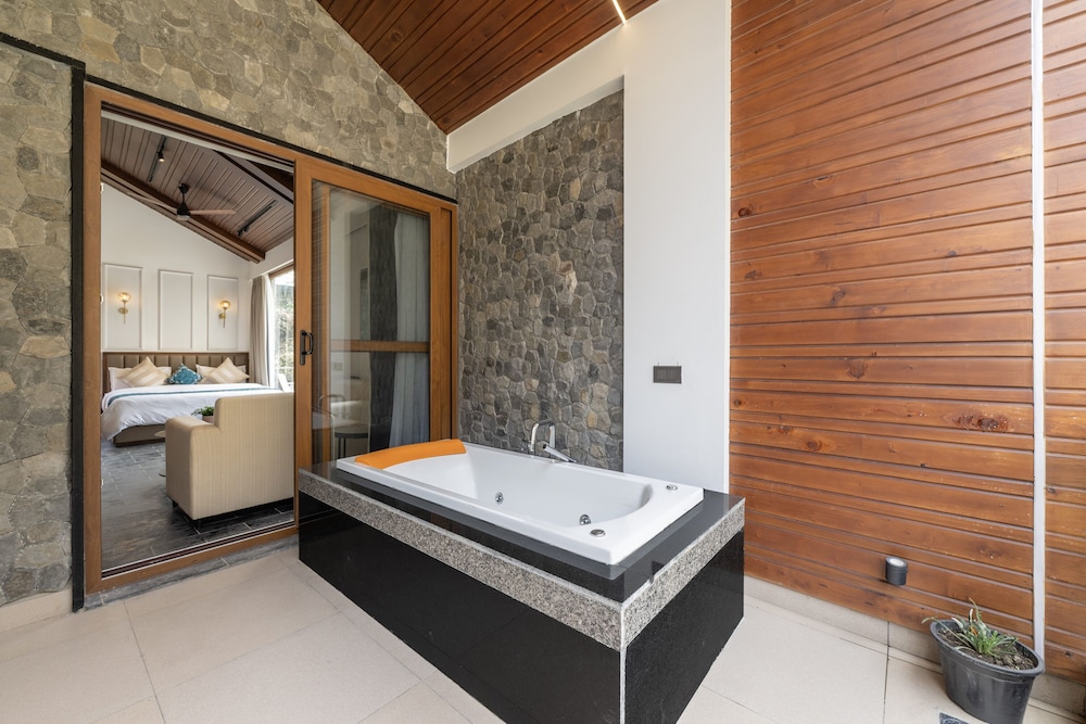 Executive Duplex, Bathtub, River View