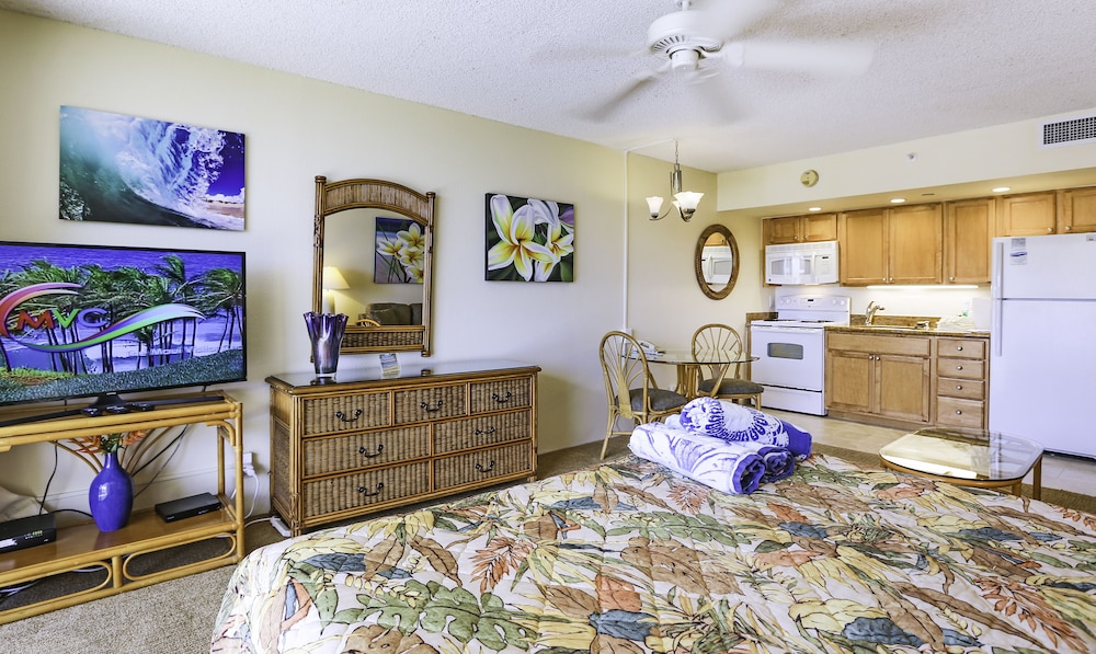 Panoramic Studio Suite, 1 King Bed With Sofa Bed, Partial Ocean View, Poolside (Unit 1019)