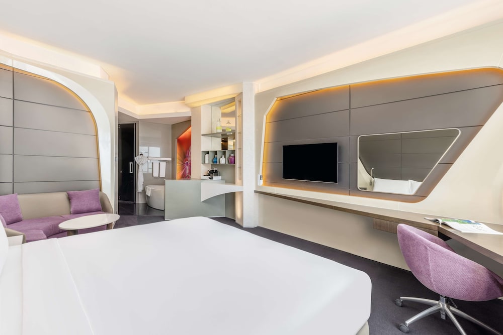 Deluxe Room, 1 King Bed, Canal View