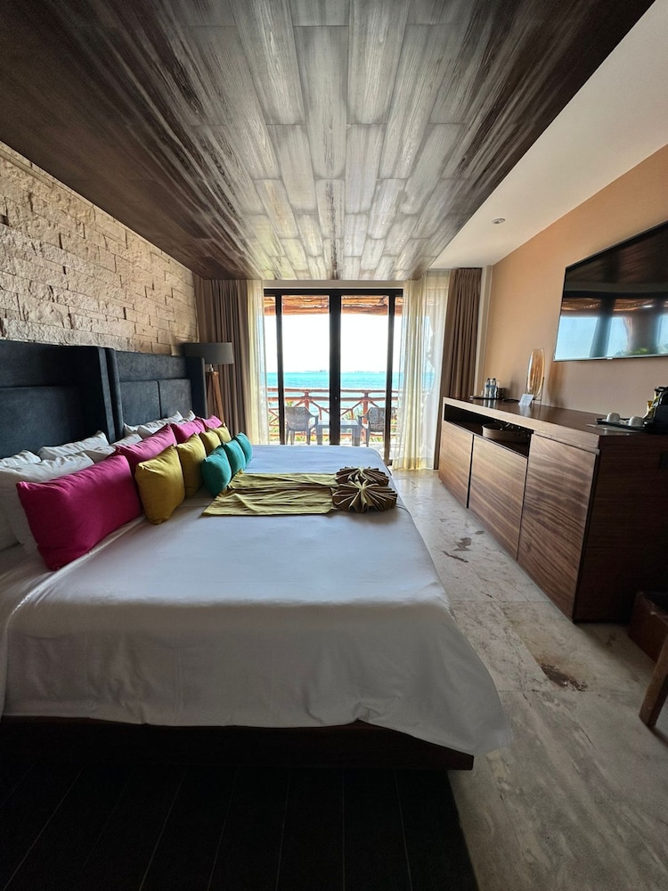 Luxury Junior Suite Extra Large King Bed Ocean View With Balcony