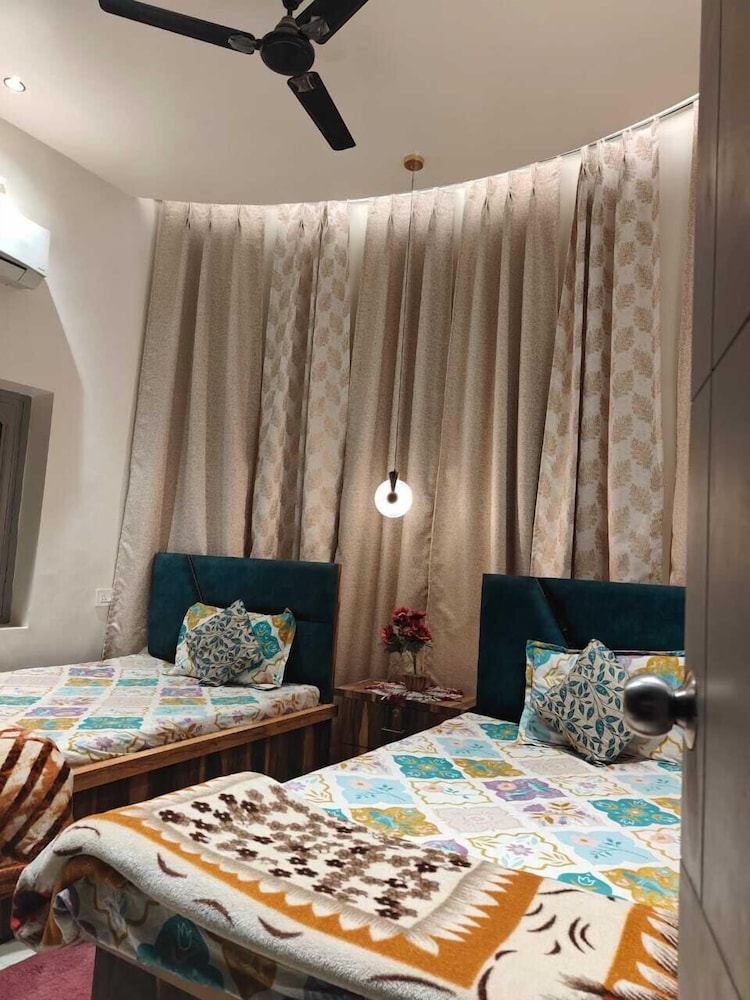Twin Bed Room