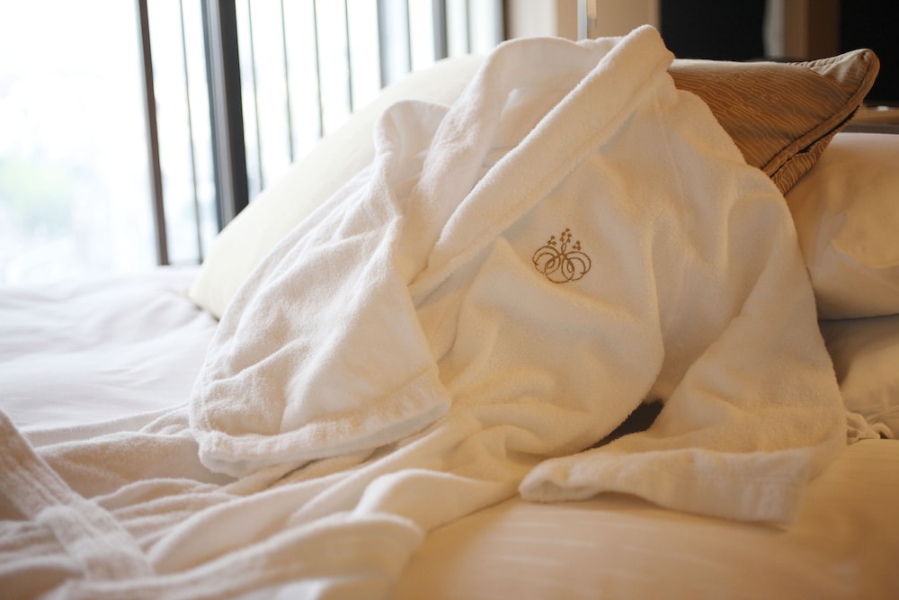 Non Smoking, 1 King Bed, Granvia Deluxe Room with Club Lounge Access - Photo 3