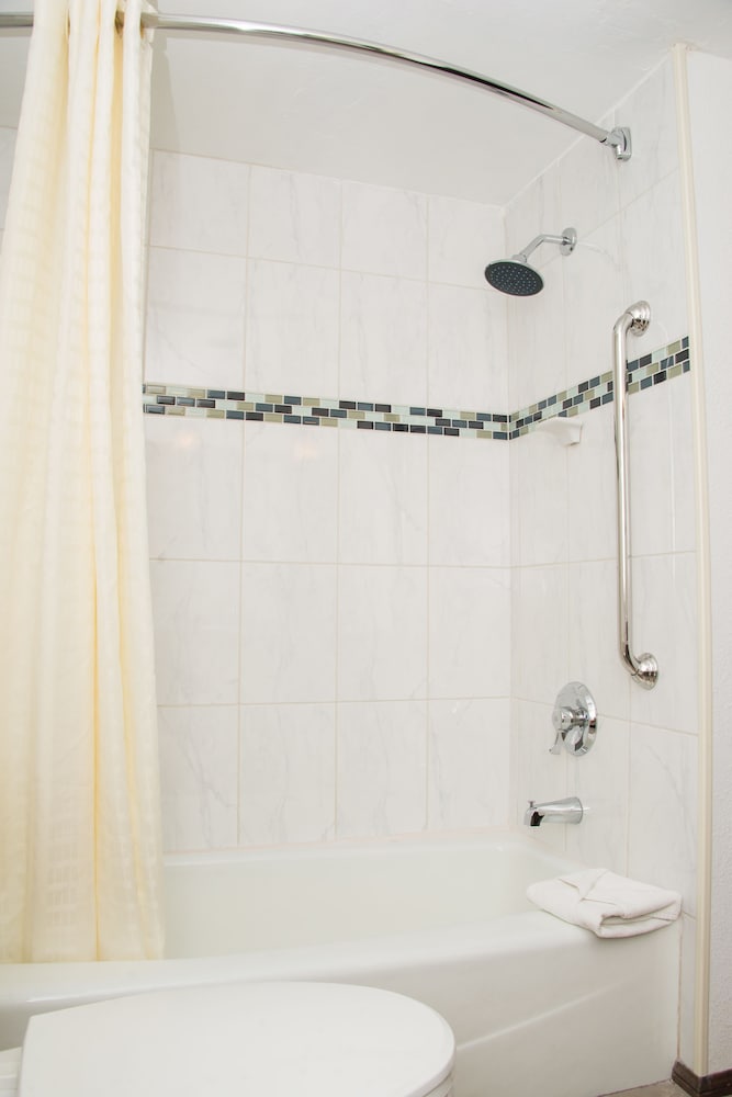 Standard Room, 2 Queen Beds, Accessible, Bathtub - Photo 5