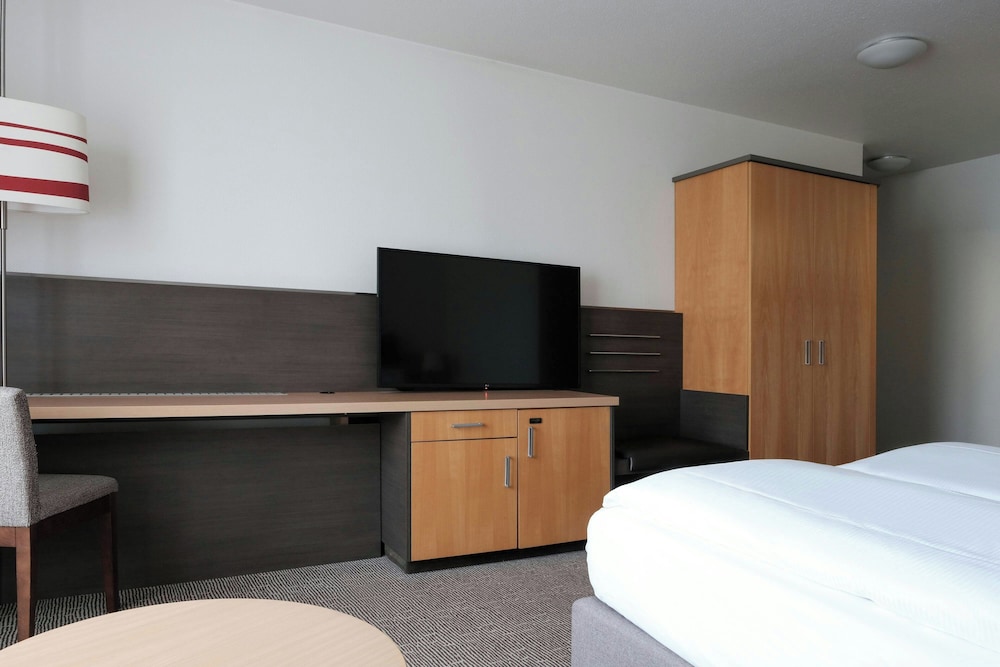 Standard Room, 1 Queen Bed - Photo 7