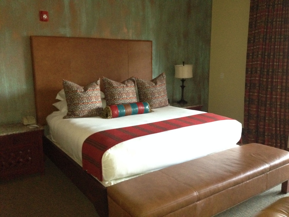 Premium Room, 1 King Bed (Kiva) - Photo 1