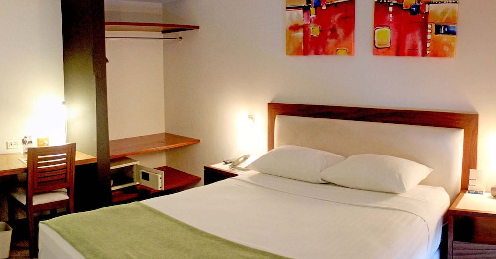Standard Room, 1 Queen Bed, Accessible photo 2