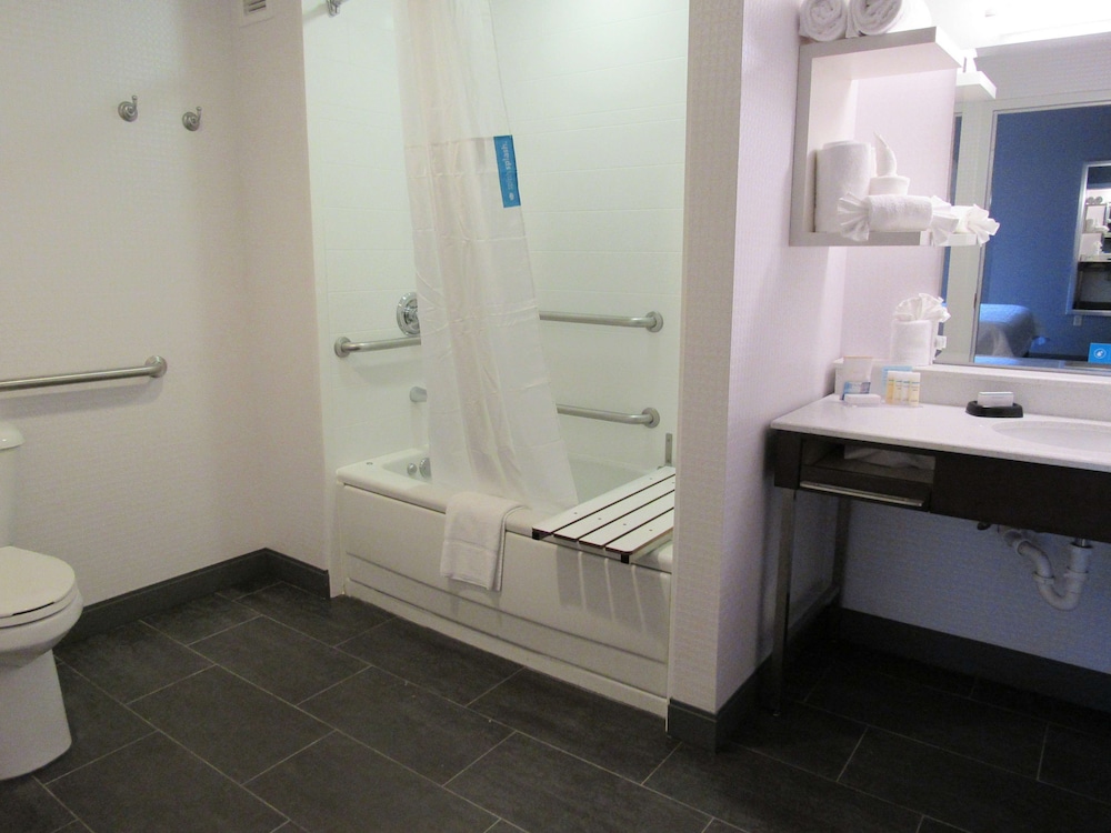 Suite, 1 King Bed, Accessible, Non Smoking