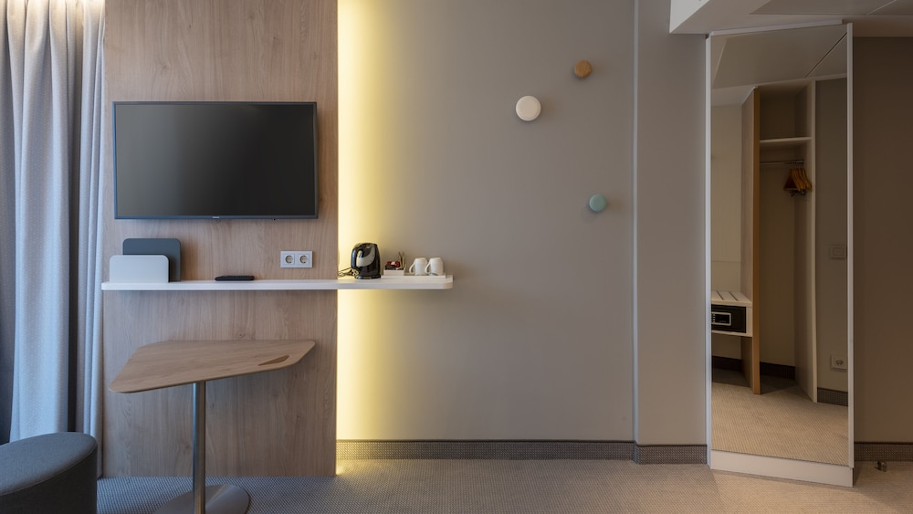 Suite, 1 Queen Bed, Balcony - Photo 10
