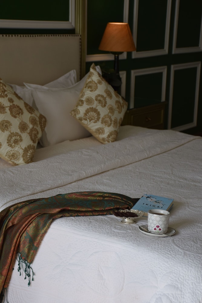 Suite - Photo 1
