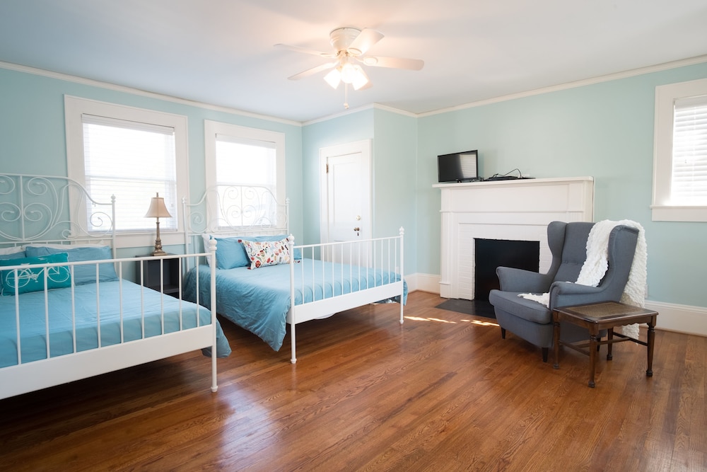 Double Room, 2 Double Beds, Private Bathroom (Camellia) photo 1
