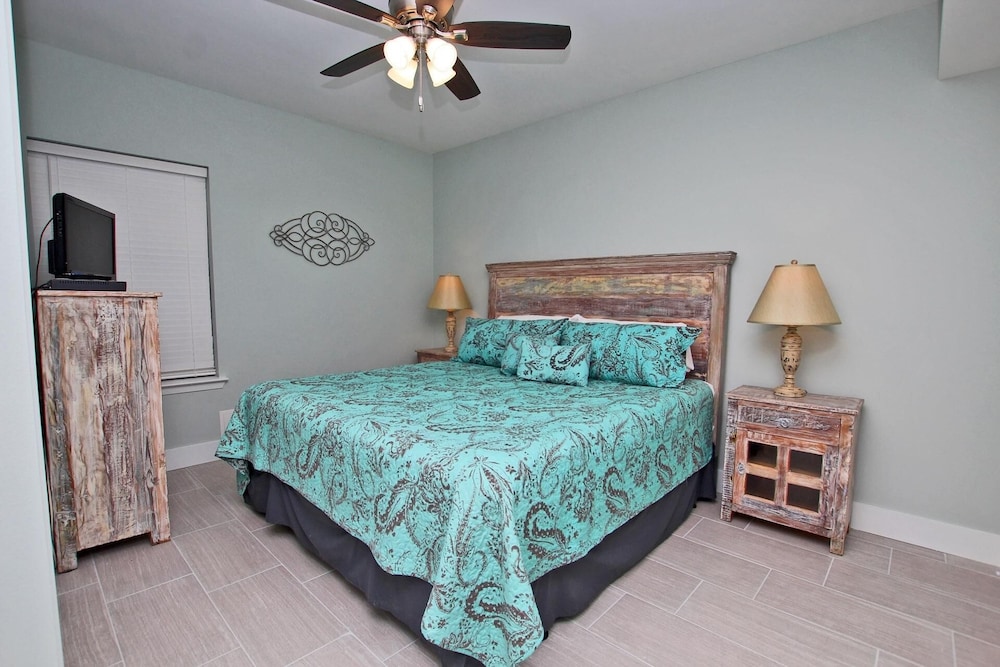 Condo, 1 King Bed with Sofa bed (Phoenix X 1208)