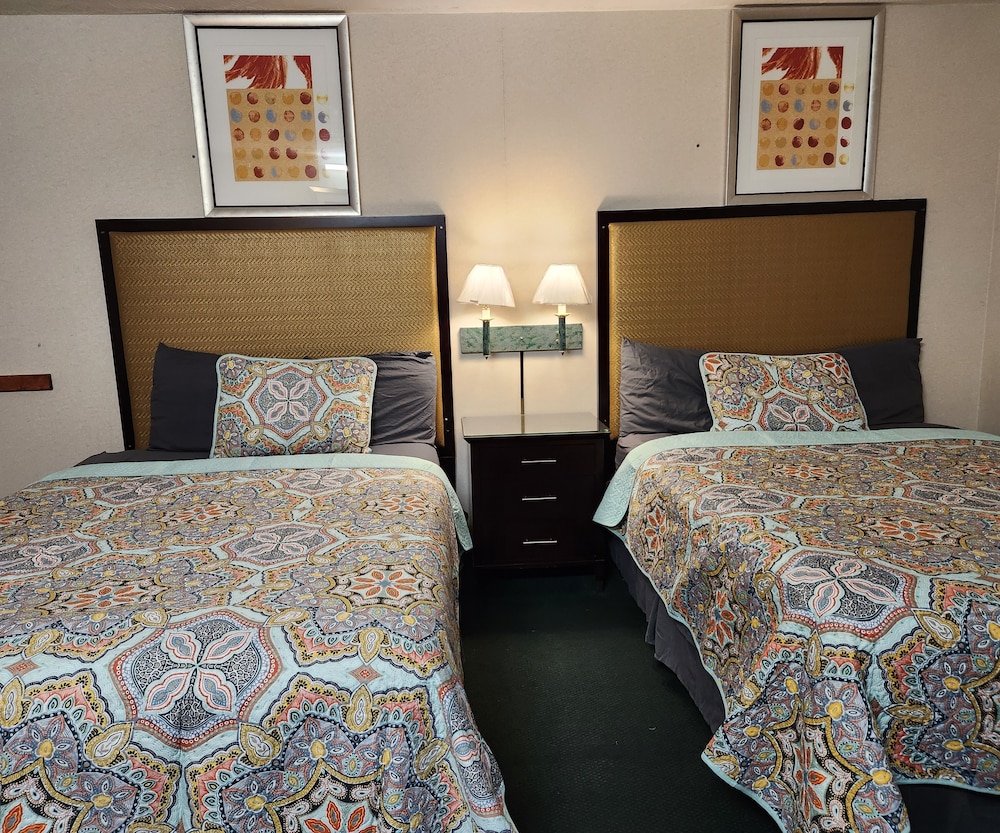 Room, 2 Queen Beds - Photo 9