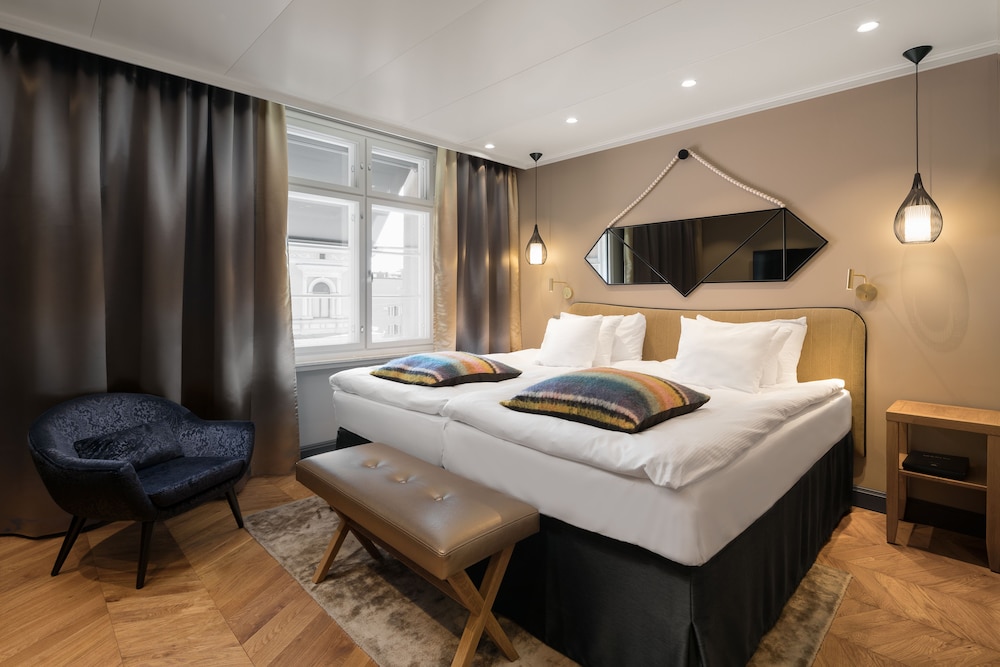 Room, 1 King Bed (Solo Up) photo 2