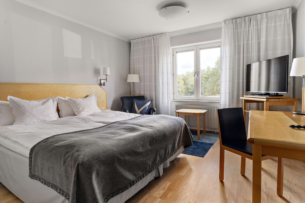 Economy Room, 1 King Bed, Non Smoking - Photo 3