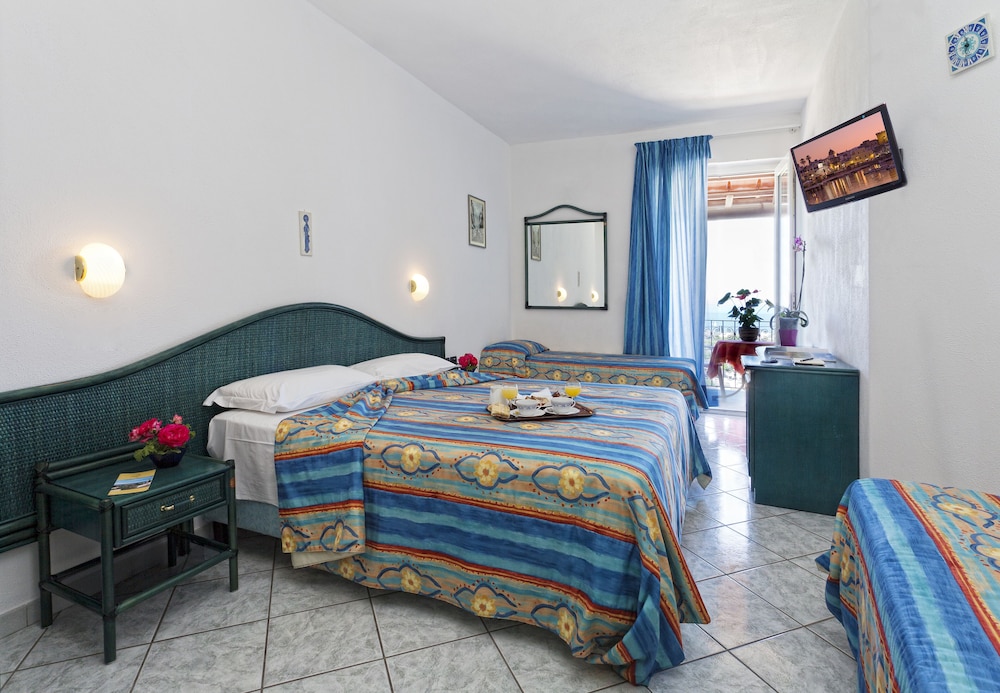 Standard Quadruple Room (Spa access) photo 1