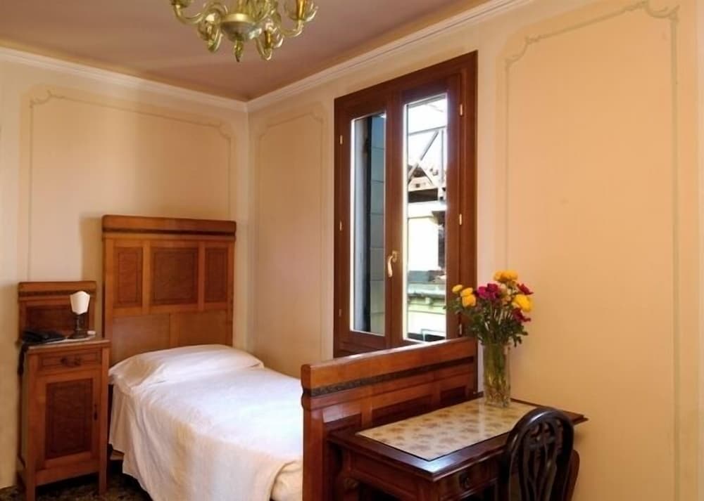 Single Room, 1 Twin Bed, Private Bathroom photo 1