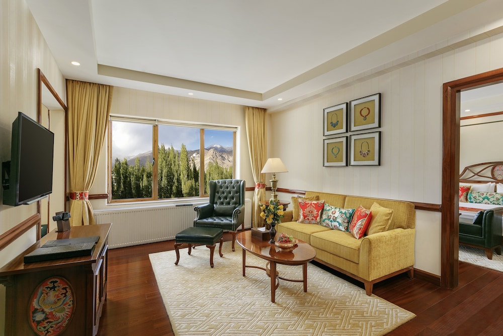 Heritage Suite with Garden View photo 3