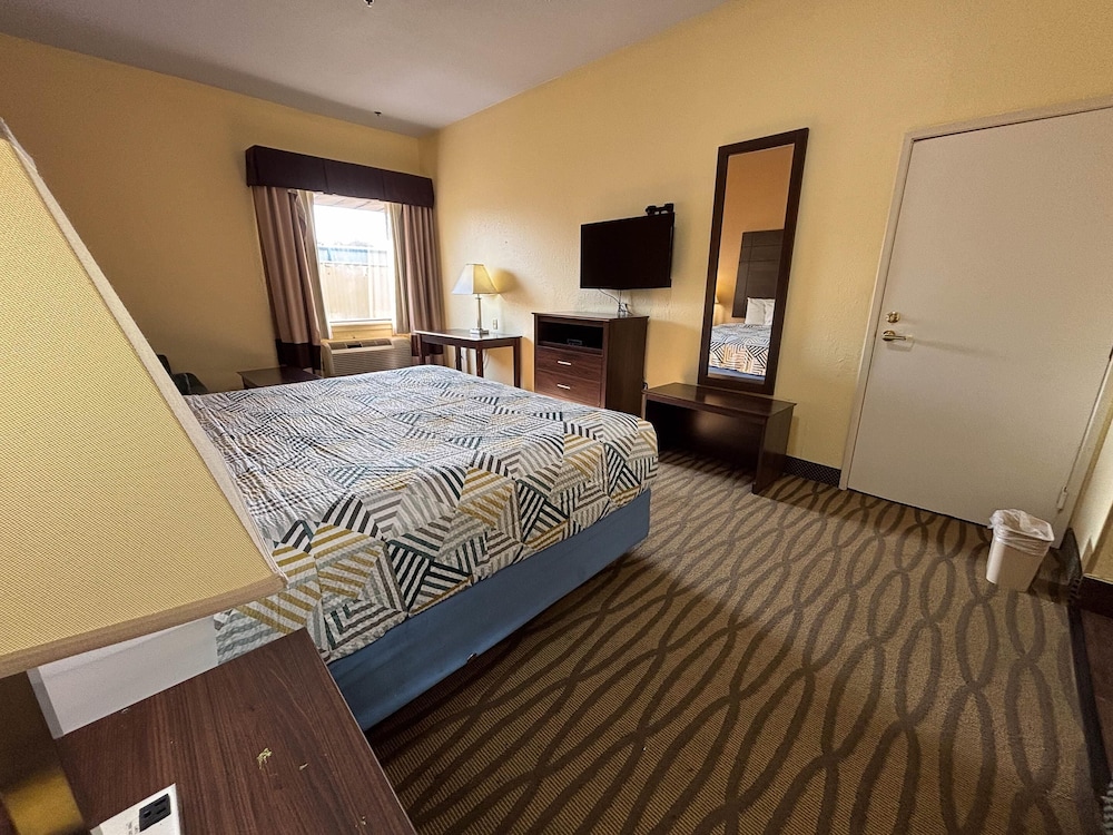 Suite, 1 King Bed, Non Smoking, Hot Tub (Refrigerator & Microwave) - Photo 4