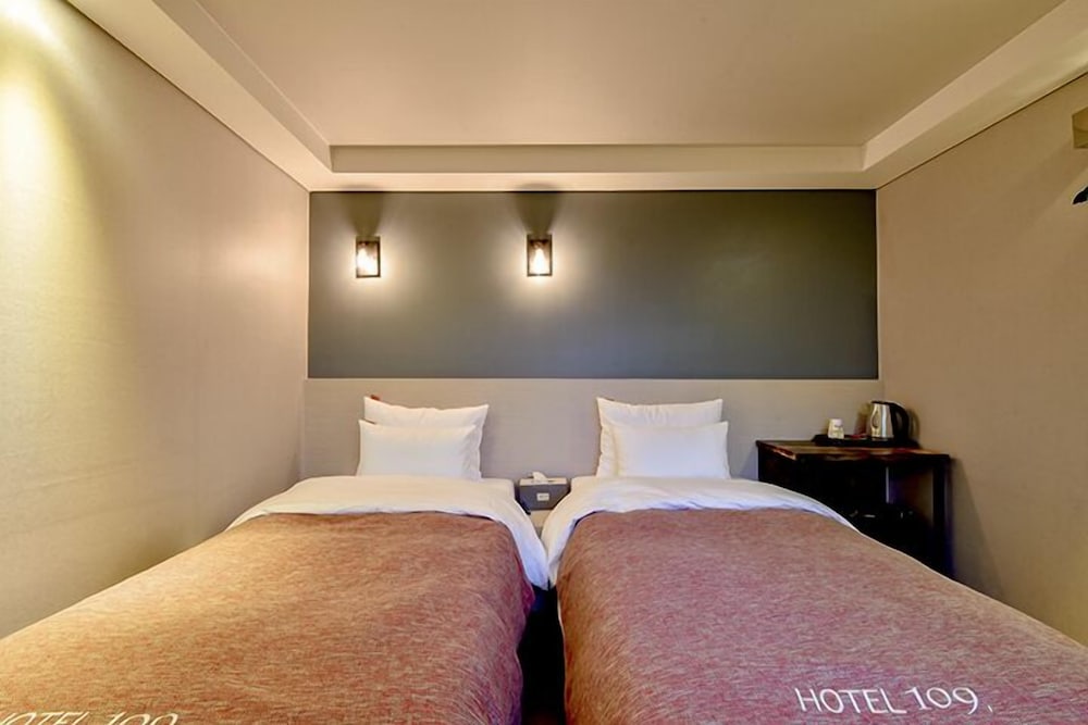 Deluxe Twin Room (Netflix - Use personal account) photo 2