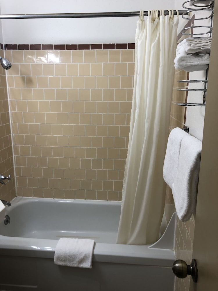 Standard Room, 2 Queen Beds photo 3