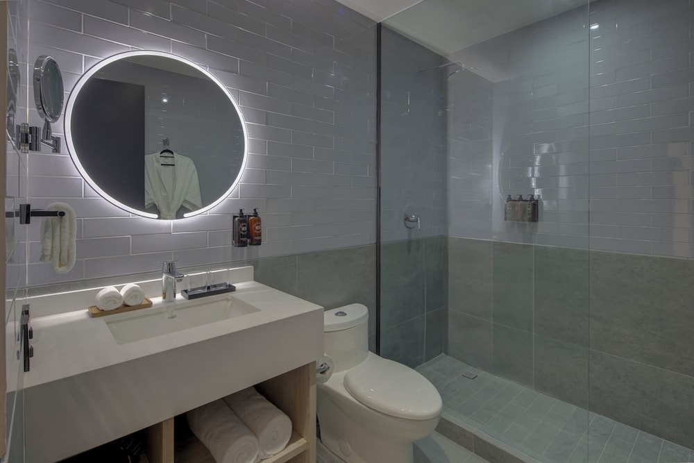 Business Suite with Access to the Gym photo 3