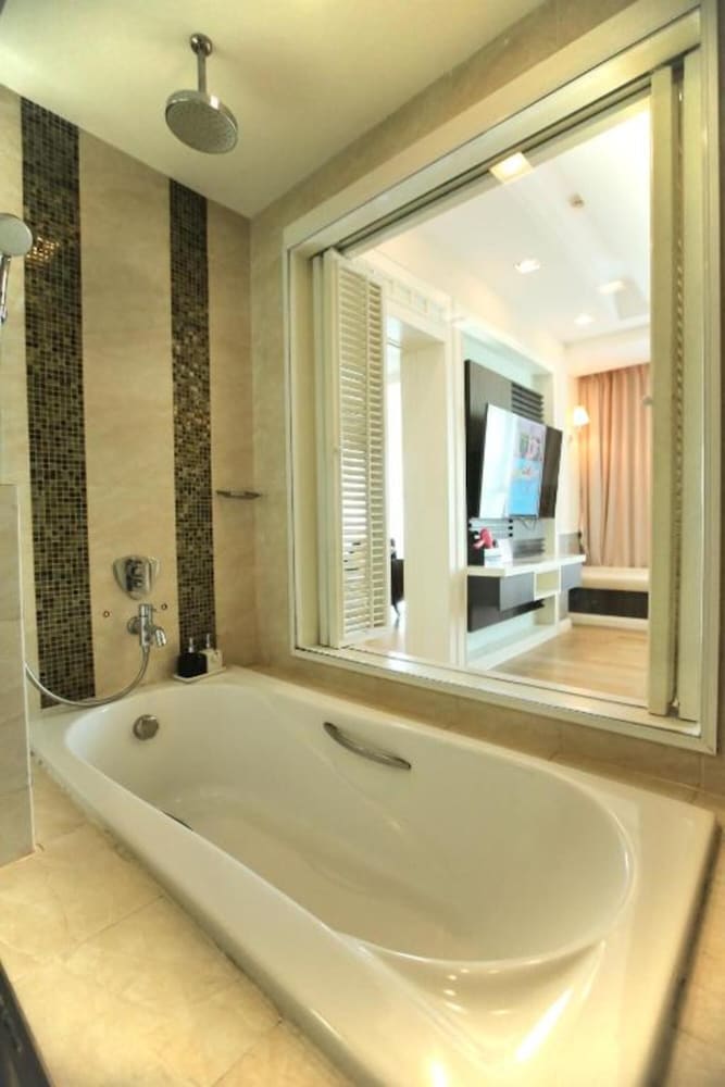 Executive Suite, Pool View photo 3