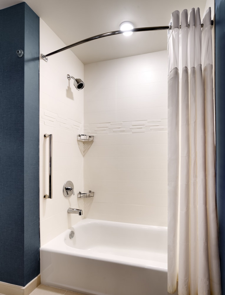 Suite, 1 Bedroom - Photo 5
