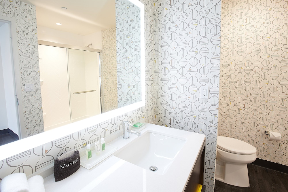 Premium Room, 1 King Bed, Accessible (Communications) - Photo 4
