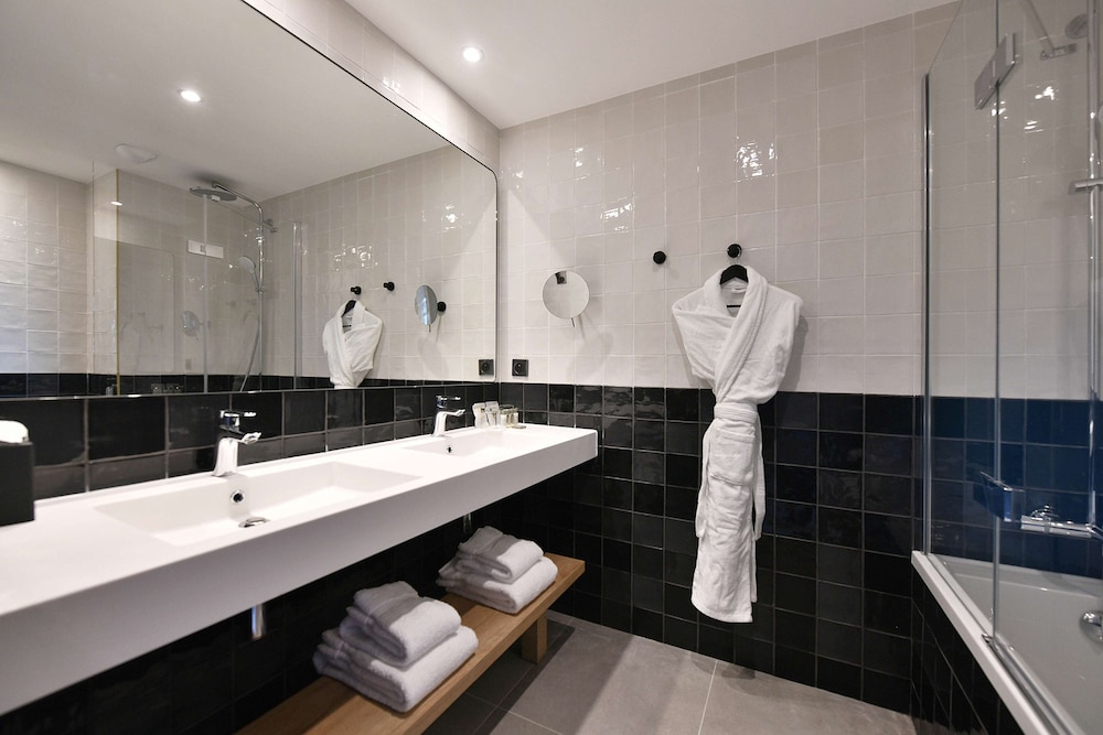 Deluxe Suite, Multiple Beds - Photo 3