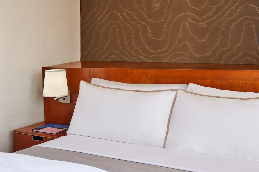 Grand Room, 1 King Bed (View) thumbnail 5