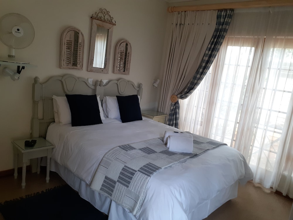 Luxury Double Room with Queen sized bed photo 3