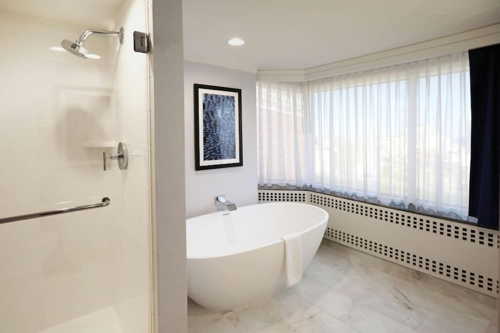 Junior Suite, 1 King Bed, City View, Non Smoking - Photo 3