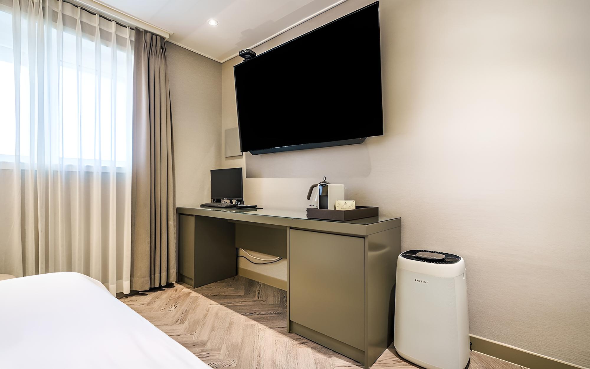 Room (Standard (65 large TV Netflix Samsung) - Photo 15