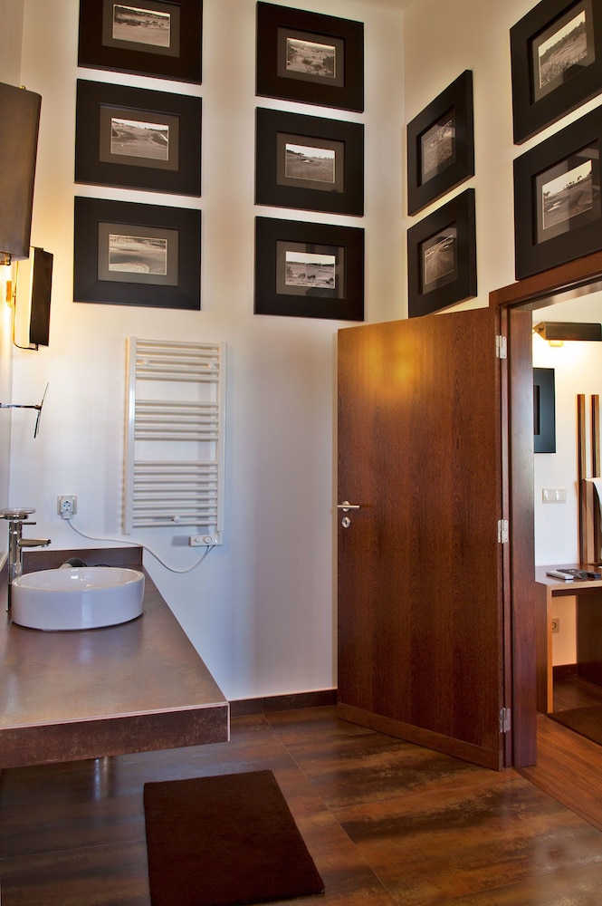 Double Room, Partial Sea View thumbnail 5