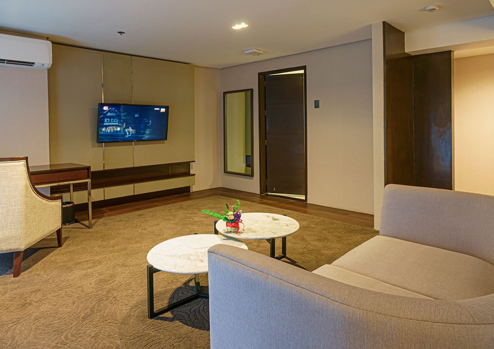 Executive Suite - Photo 2