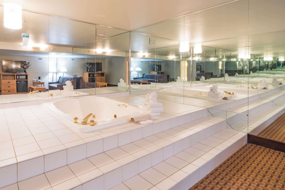 Suite, 1 King Bed, Non Smoking, Jetted Tub - Photo 5