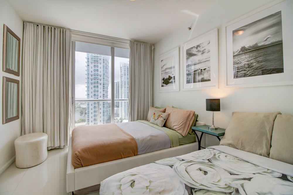 Condo, 2 Bedrooms, Bay View, Corner (2404) photo 2