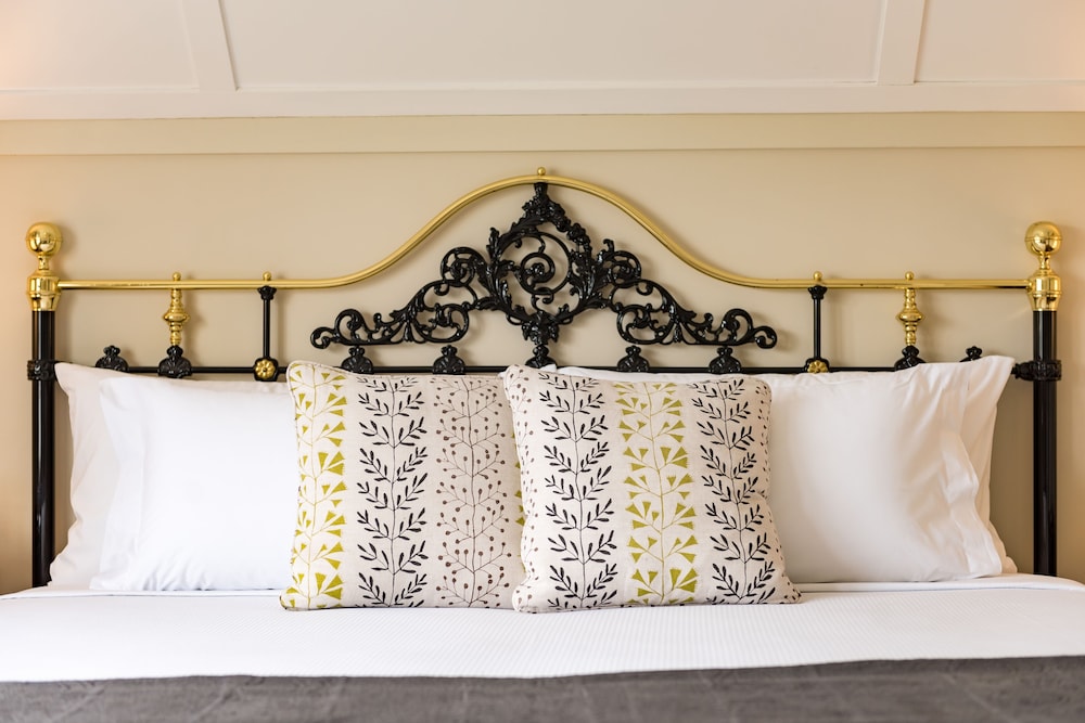 Superior Studio Suite, 1 King Bed, Non Smoking (Ranginui Rm 3) photo 3