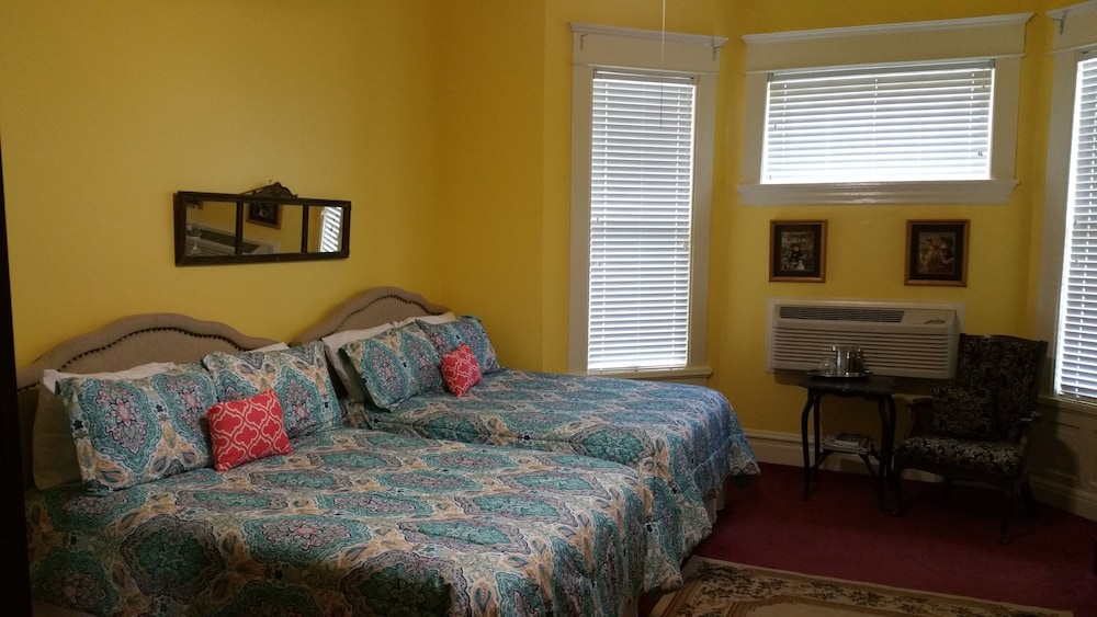 Room, 2 Double Beds, Private Bathroom photo 1