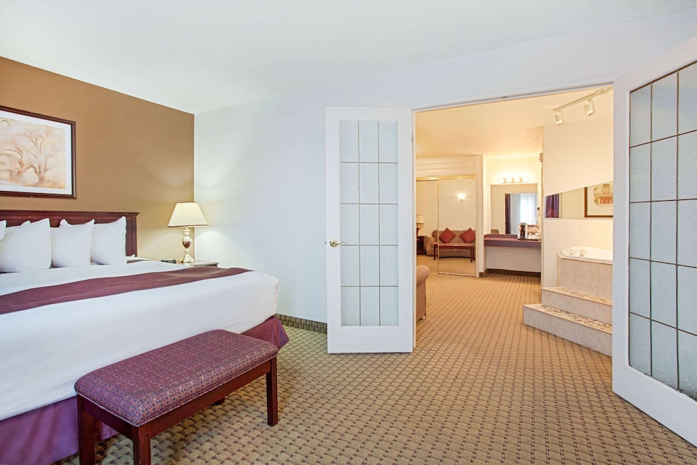 Executive Suite, 1 King Bed, Non Smoking, Hot Tub - Photo 1