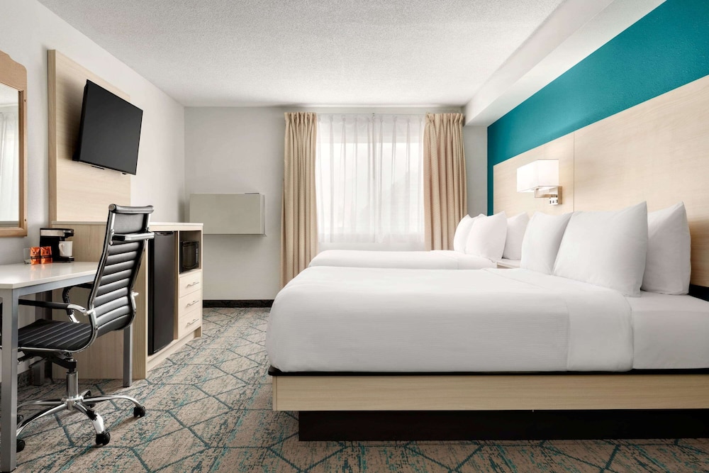 Suite, Multiple Beds, Non Smoking - Photo 2