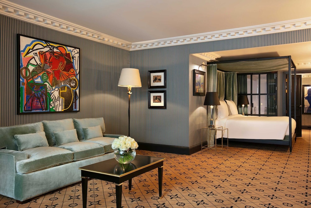 Suite, 1 King Bed with Sofa bed photo 2